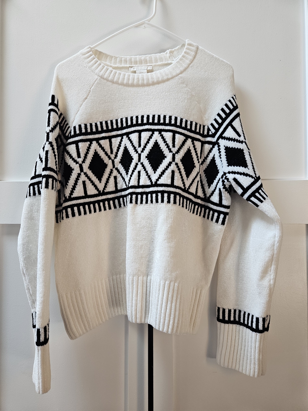 Women's Black & White Patterned Crewneck Sweater - Picture 2 of 11